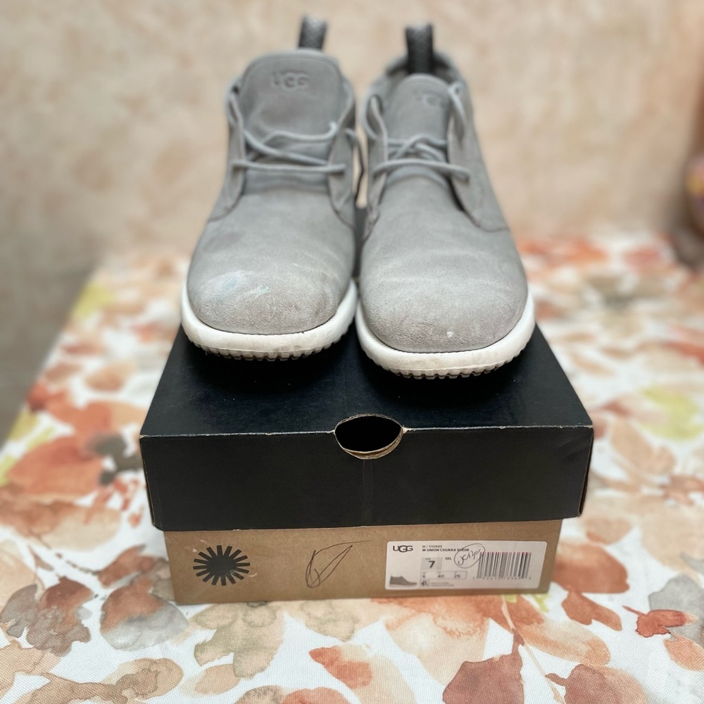 Uggs boots size 7 color grey